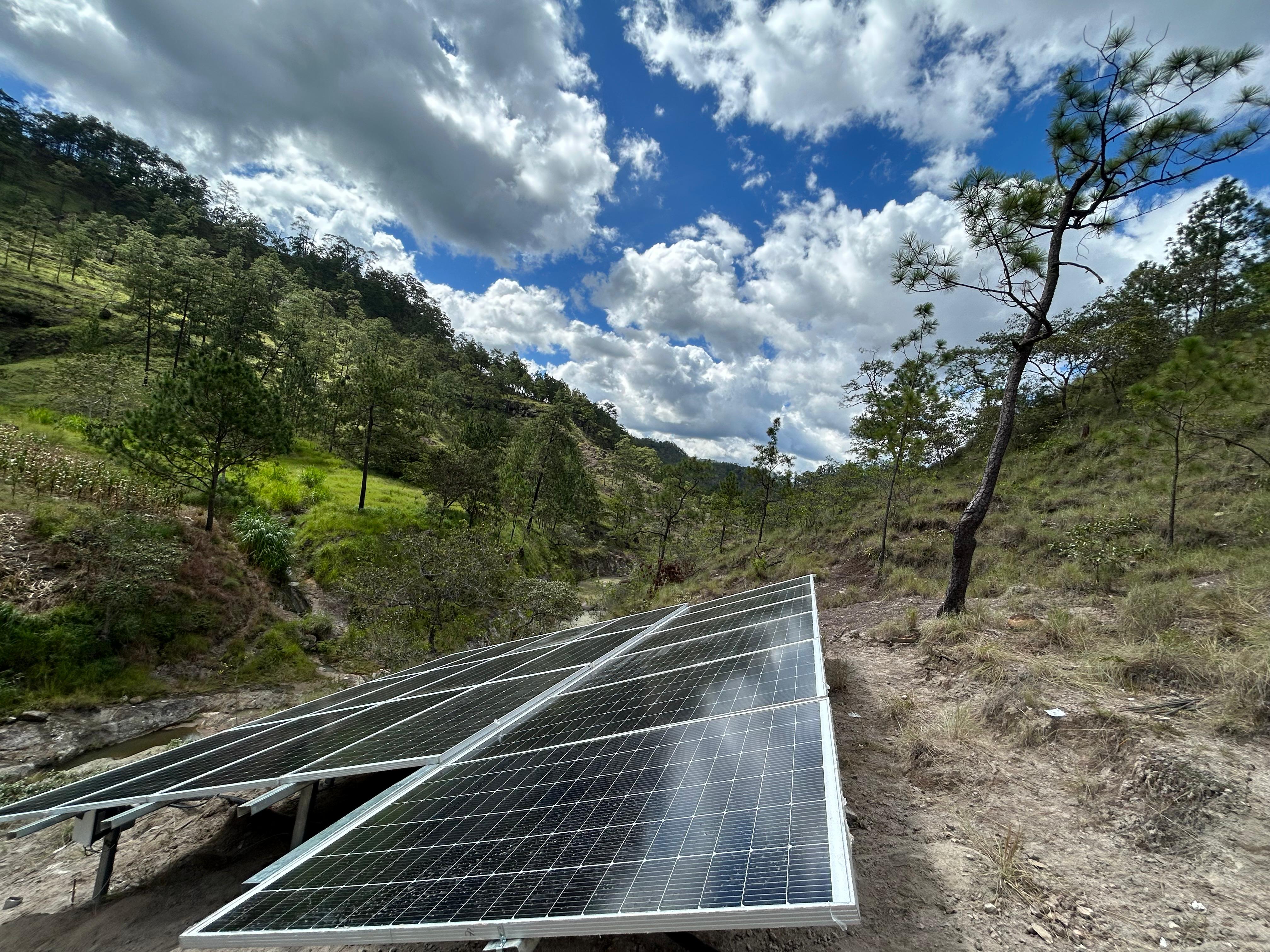 Instalación de paneles solares en campo 2 — División Energía
