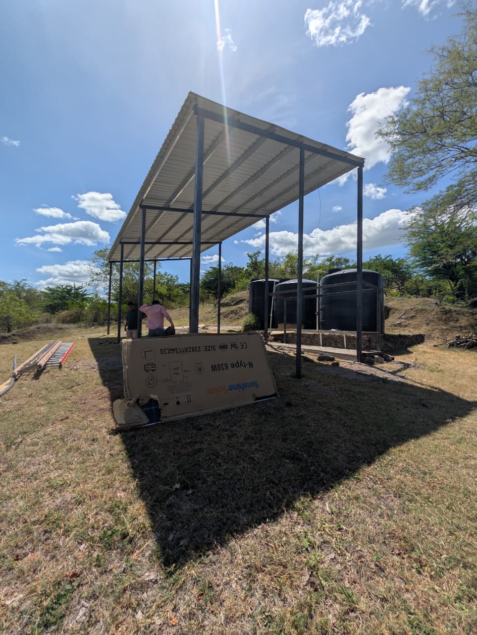 Estructura y tanques de un proyecto de bombeo solar — División Energía